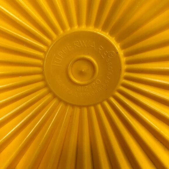 Tupperware Replacement Lids Set of 9 Vtg Starburst Seal Lid Cover 5" Multicolor - Picture 8 of 9